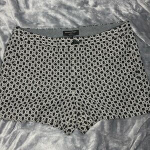 Banana Republic Women's Shorts Size 10 Black and White Print Short Shorts
